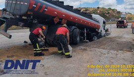 Caminhão-tanque cai em buraco na BR-101, em Novo Lino