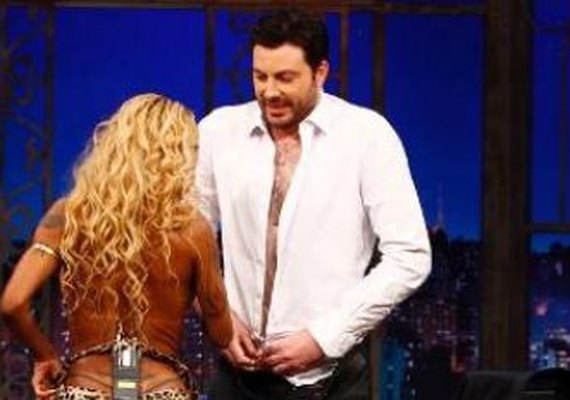 Inês Brasil desafia e Danilo Gentili fica peladão com ela no palco; assista