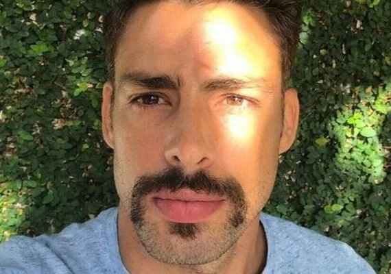 Cauã Reymond aparece de bigodão e ganha apelidos na internet