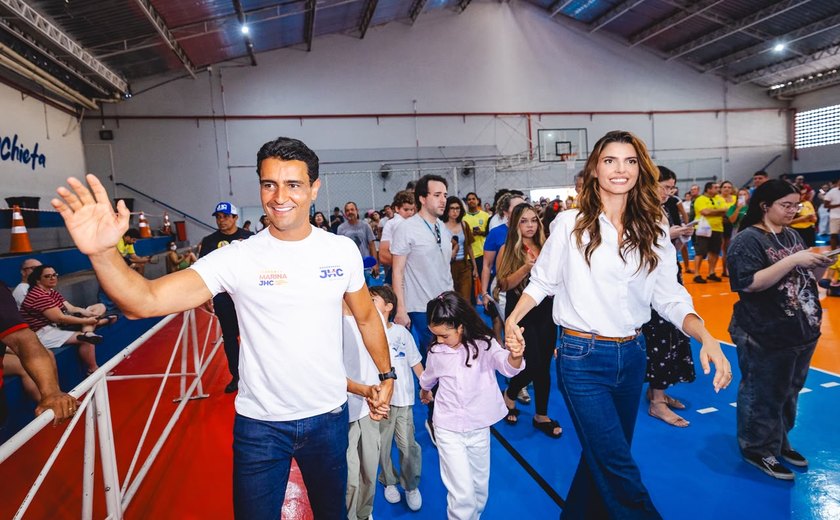 JHC vota em Maceió ao lado da família e afirma que Alagoas terá o melhor governador da história