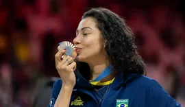 Medalhista olímpica do vôlei, Carolana revela diagnóstico de câncer de colo de útero