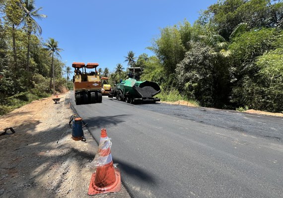 Grota do Andraújo recebe 500 metros de asfalto em nova etaba da obra de pavimentação