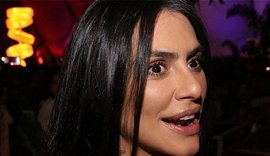 Decotão de Cleo Pires deixa à mostra tatuagem no seio