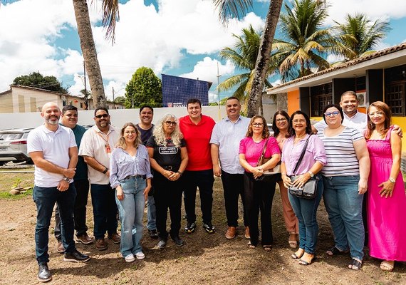 Prefeito Carlos concede aumento de 6,5% no piso salarial para servidores da educação de Rio Largo