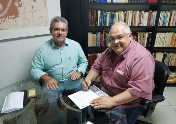 Álvaro desmente falsa notícia de seu afastamento do Podemos em AL