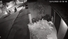 VÍDEO: trio persegue e derruba condutor para roubar moto em Maceió