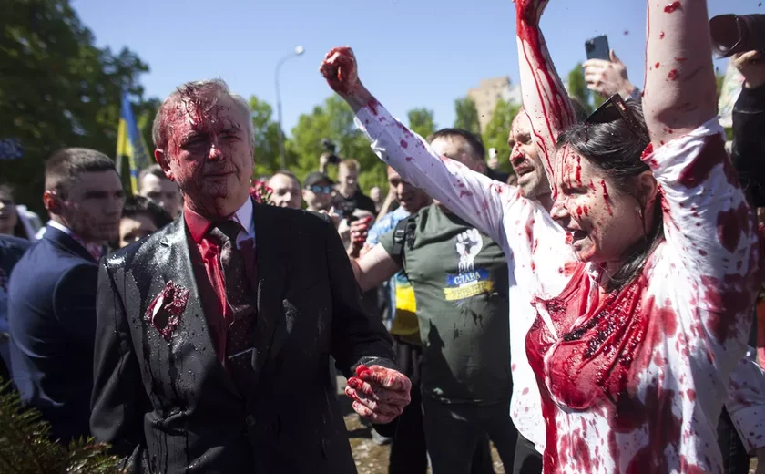 Manifestantes jogam tinta vermelha no rosto de embaixador russo na Polônia