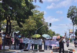 Protestos de trabalhadores do Hospital Veredas voltam a bloquear a Fernandes Lima