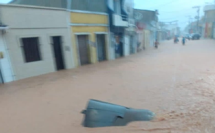 Chuvas: Rio Jacuípe transborda e moradores deixam suas casas