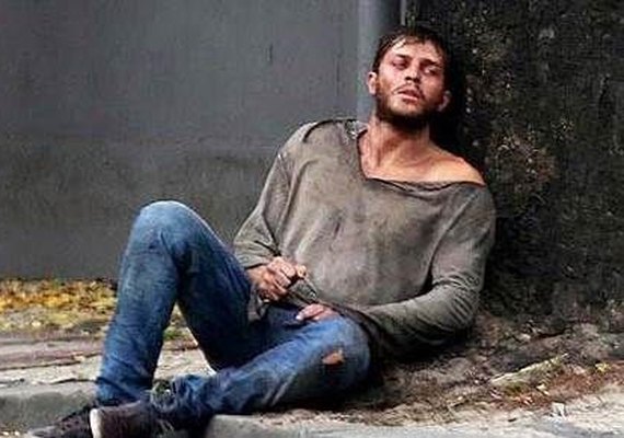 'Império': Leonardo perde a vida boa de amante e vira morador de rua