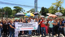 Funcionários do Hospital Veredas entram em greve e bloqueiam trecho da Fernandes Lima em Maceió