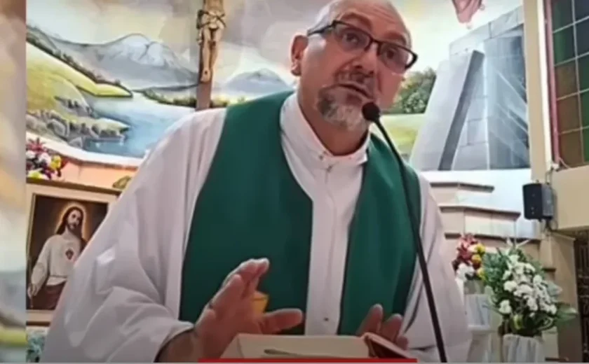 Padre reflete sobre a morte e a importância da fé pouco antes de morrer durante missa no Equador; cruz caiu em sua cabeça