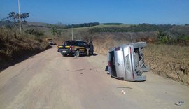 Após perseguição, PRF detém três pessoas e recupera veículo na região de Atalaia