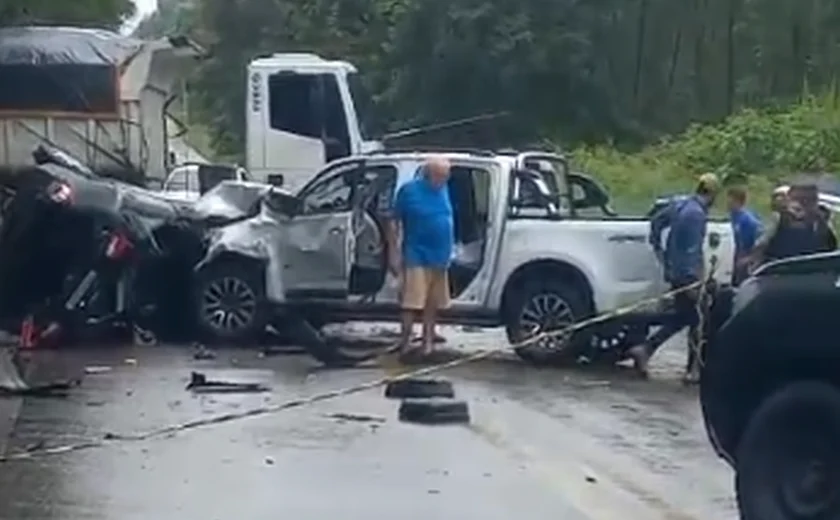 Acidente entre caminhonete e carro de passeio  deixa uma pessoa morta na BR-316, em Atalaia