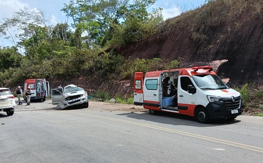 Turistas são socorridos após carro capotar e pegar fogo no Benedito Bentes