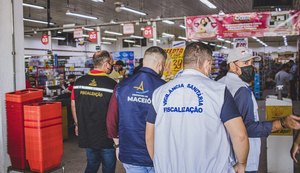 Prefeitura de Maceió fiscaliza supermercado e apreende mais de 700kg de alimentos estragados