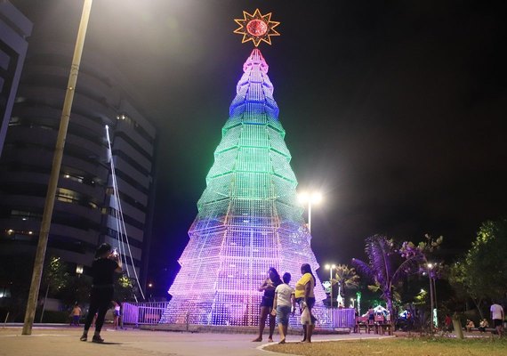 Luzes de Natal encantam moradores e turistas na orla da capital alagoana