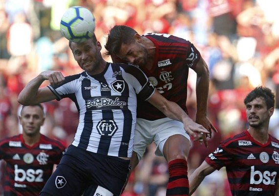 Flamengo derrota Botafogo em clássico no Maracanã e segue cinco pontos atrás do líder