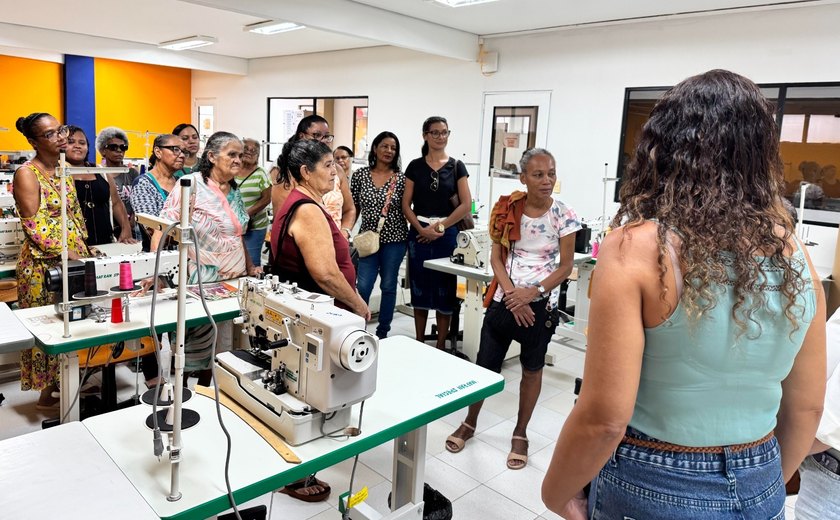 Mesa de Costura inicia atividades com visita a ateliê e projeta geração de renda a partir do reaproveitamento de jeans