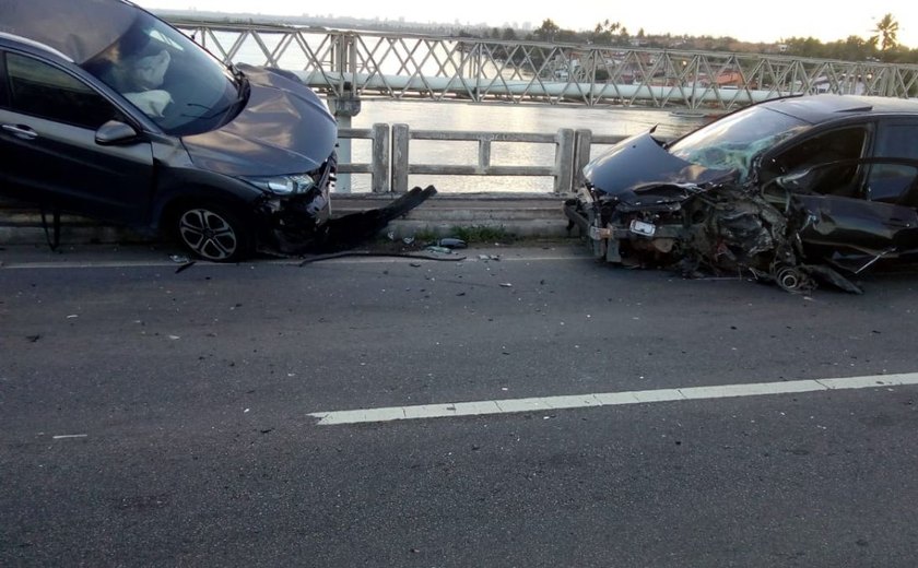Veículos se chocam de frente e deixam dois feridos na Ponte Divaldo Suruagy