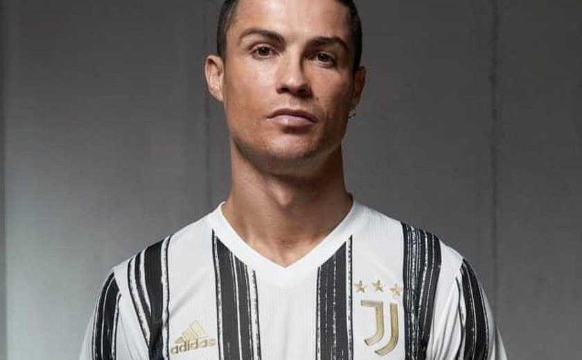 Juventus lança nova camisa com Cristiano Ronaldo e Douglas Costa de modelos