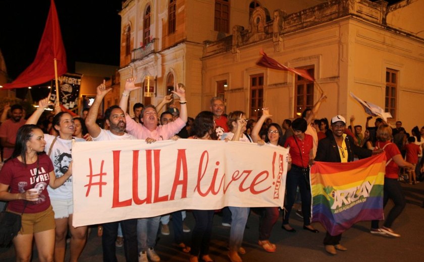 Ato no bairro do Jaraguá, em Maceió, celebra a soltura do ex-presidente Lula