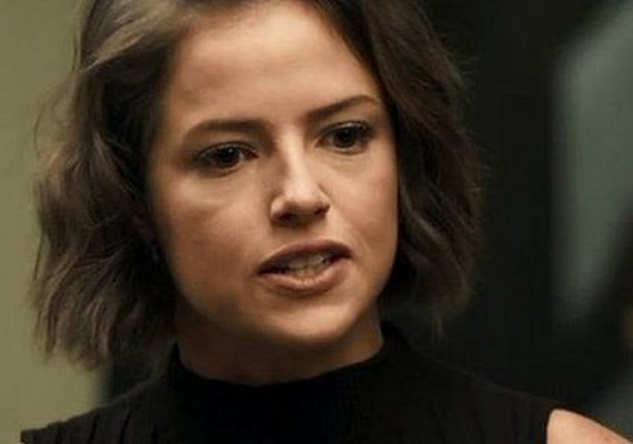 'A Dona do Pedaço': Josiane surta e atira bolos em clientes na rua