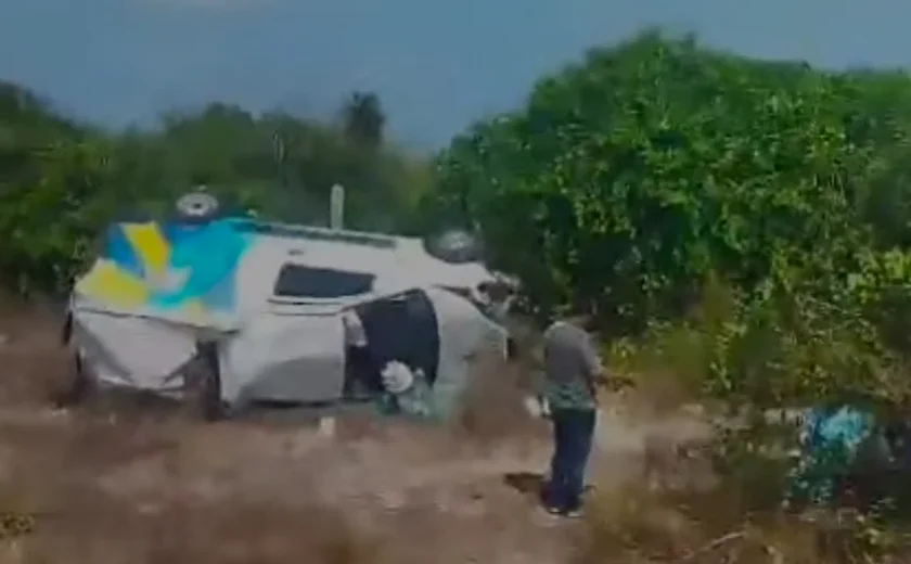 Ambulância de Maceió capota  e paciente fica ferida