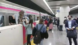 Homem com faca ataca passageiros em trem da capital japonesa