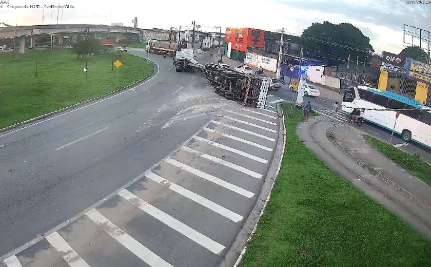 Carreta com carga de vigas de concreto tomba no viaduto da antiga PRF