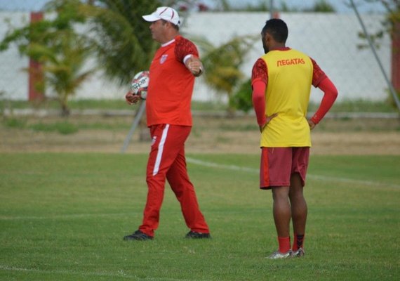 CRB treina em Brasília e tem jogo adiado outra vez