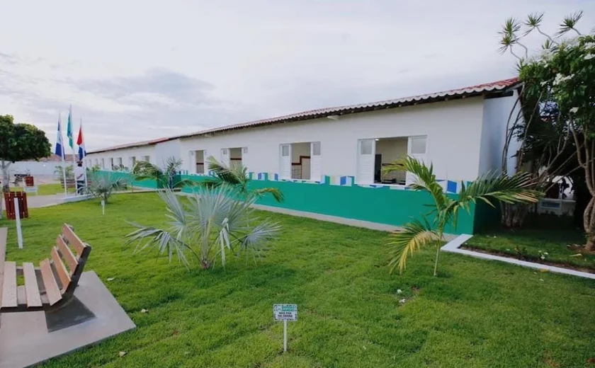 Homem é preso após invadir escola municipal e tentar agredir alunos e funcionários