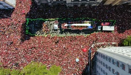 Famílias se juntam à multidão para festejar título do Flamengo no RJ