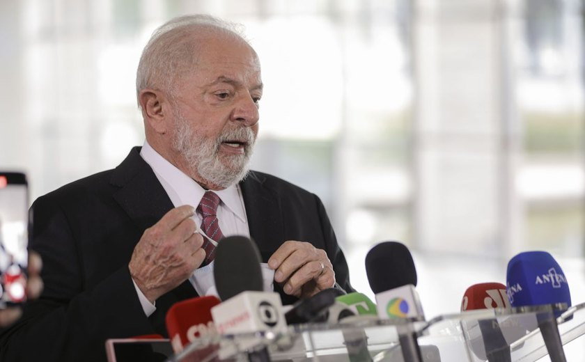 Lula deixa hospital em Brasília após cirurgia