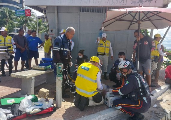 Agentes Ronda no Bairro prestam socorro a turista que passou mal na praia de Ponta Verde