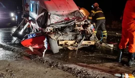 Enfermeira e paciente morrem em colisão entre ambulância e caminhão