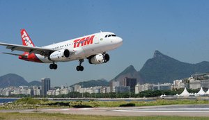 Aeroporto Santos Dumont no Rio passa manhã fechado por óleo na pista