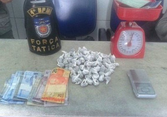 Militares do 4º BPM apreendem drogas e recuperam táxi roubado em Maceió