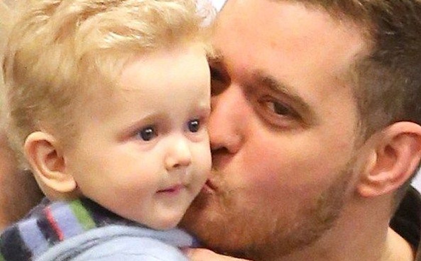 Filho de 3 anos de Michael Bublé está curado do câncer, anuncia família do cantor