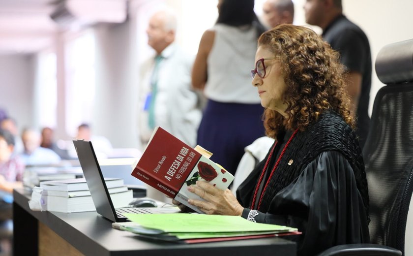 Vídeo: promotora sustenta que madrasta agiu por vingança ao arremessar enteado do 4º andar