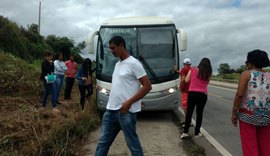 Passageiros da Real que vinham de Aracaju para Maceió estão abandonados na BR 101