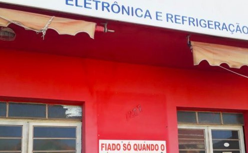 Comerciante avisa: só venderá fiado no dia em que Aécio Neves for preso