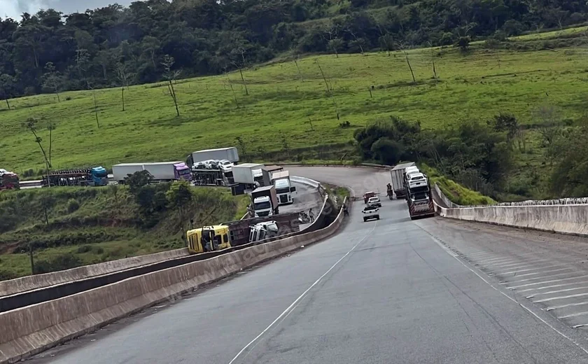Após tombamento de carreta de transporte de veículos e interdição, trecho da BR-101 é liberado