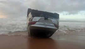 Idoso erra caminho, para na areia da praia e força da maré puxa veículo para o mar