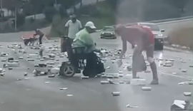 Carga de cerveja se desprende de caminhão  e se espalhada na BR-101 em Messias