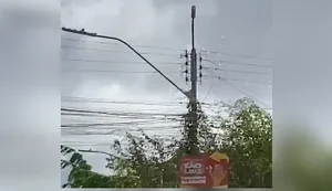 Cabos de alta tensão caem em rua de Arapiraca e deixam área isolada