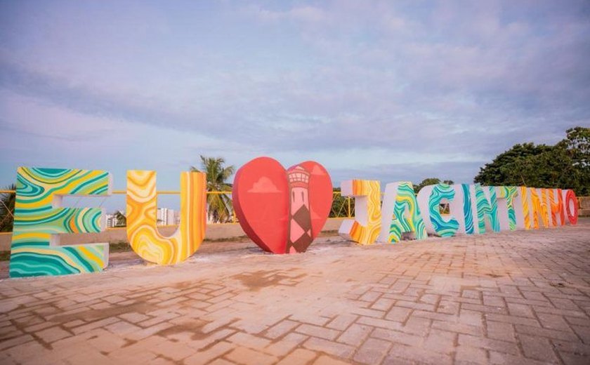 Prefeito JHC inaugura totem 'Eu amo Jacintinho'