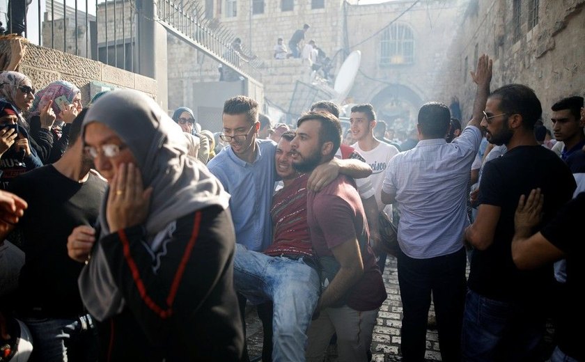 Dezenas ficam feridos em confrontos entre palestinos e policiais israelenses