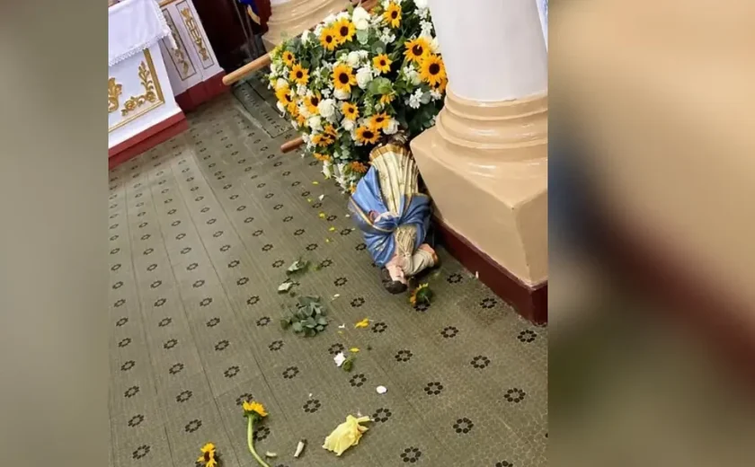 Homem dá 'voadora' em imagem de santa dentro de igreja e é preso em MG