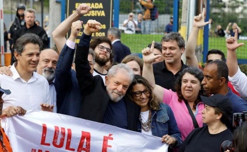 Ex-presidente Lula deixa a prisão em Curitiba após decisão do Supremo Tribunal Federal